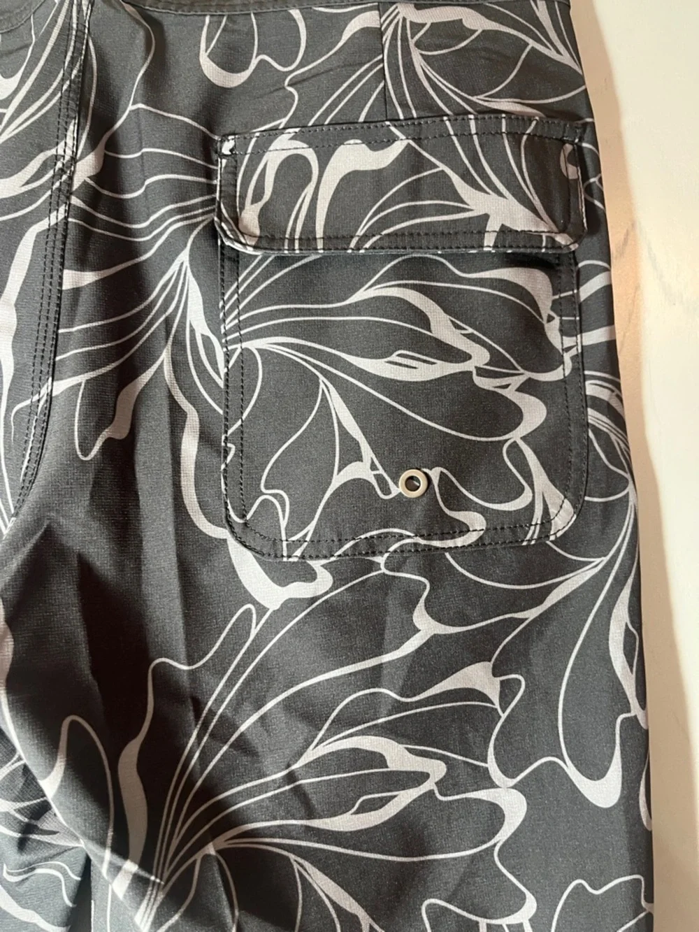 HulaKai Hawaii size 31 Men's Black & Gray Patterned Swim Trunks